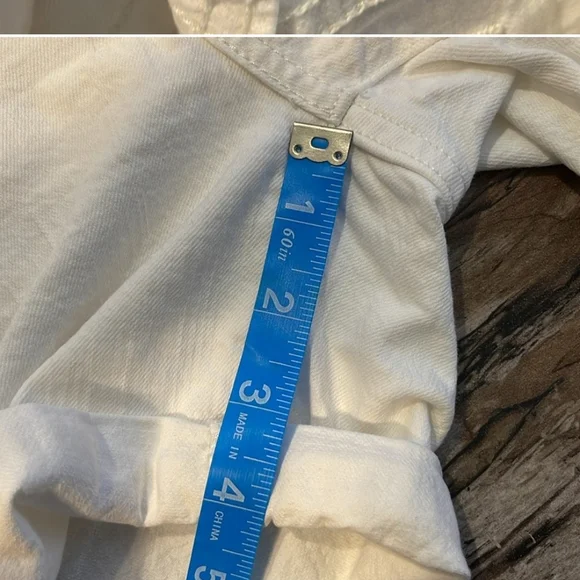 Levi's Women's White Denim Shorts - Picture 4 of 6